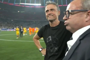 Λουίς Ενρίκε: Το μπλουζάκι για την κόρη του που πέθανε από καρκίνο το 2019 και το πανό των οπαδών της Παρί