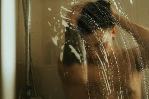 Πόσες φορές την εβδομάδα πρέπει να κάνουμε ντους; Τι απαντούν οι ειδικοί