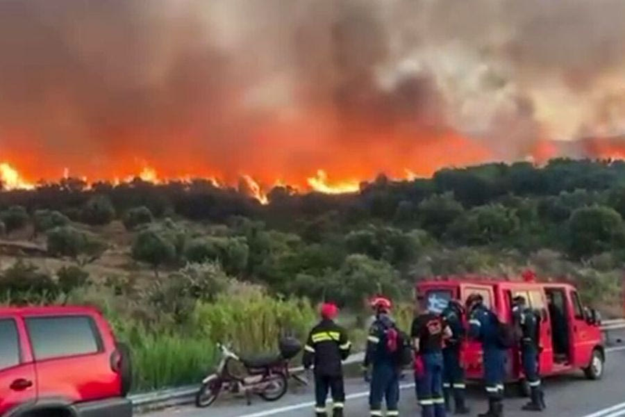 Φωτιά στη Ναύπακτο: Καλύτερη η εικόνα – Σε επιφυλακή για αναζωπυρώσεις