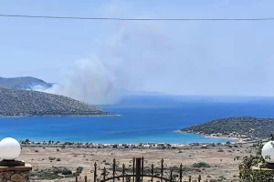 Φωτιά στην Παλαιά Φώκαια – Μήνυμα από το 112 για εκκένωση της περιοχής Θυμάρι προς Λαγονήσι