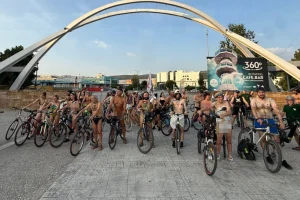 Γέμισε γυμνούς ποδηλάτες η Θεσσαλονίκη