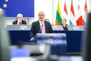 Μανιάτης προς Ευρωπαϊκή Επιτροπή: Τι θα κάνετε για να προστατεύσετε την Ιερά Μονή του Σινά;