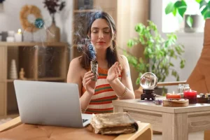 Στροφή της GenZ σε αποκρυφισμό, άστρα και ταρώ – Πόσοι Έλληνες πιστεύουν σε ξόρκια, μαντεία και μαγεία