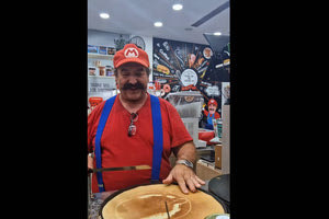 O “Super Mario” υπάρχει, ζει στην Κρήτη και φτιάχνει κρέπες
