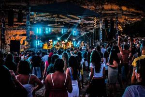 Τα “παιδιά των λουλουδιών” επιστρέφουν στα Μάταλα με  το Φεστιβάλ του Καλοκαιριού