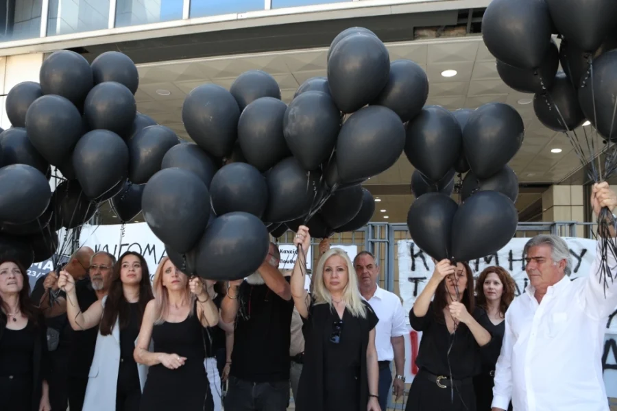 Συγγενείς θυμάτων στο Μάτι άφησαν στον ουρανό 120 μαύρα μπαλόνια φωνάζοντας «Αθάνατοι!»