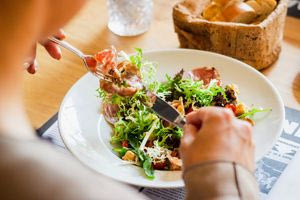 Οι τροφές που ξανανιώνουν το μυαλό – Πώς θα «σβήσετε» 5,8 χρόνια