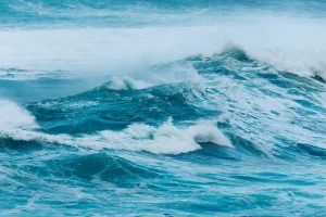 Πάλεψα με τα ρεύματα και έφτασα με δυσκολία, λέει ο αστυνομικός που έσωσε μητέρα και κόρη που παρασύρθηκαν με φουσκωτό στην Εύβοια