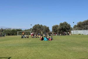 Ρέθυμνο: Στο γήπεδο του Τσεσμέ οι εκατοντάδες μετανάστες που έφτασαν στην Αγία Γαλήνη
