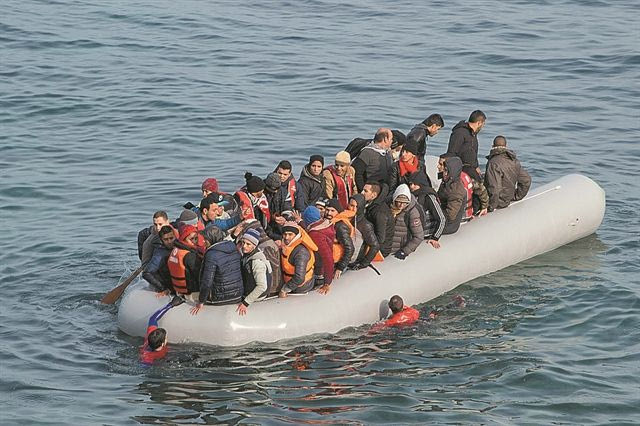 Στην Ελλάδα την Τρίτη Ευρωπαίος επίτροπος για την παράτυπη μετανάστευση από τη Λιβύη