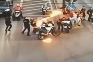 Βίντεο: Η στιγμή της επίθεσης με μολότοφ κατά τεσσάρων αστυνομικών στην Πανόρμου