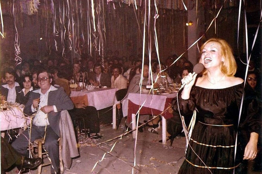 Η Βίκυ Μοσχολιού σε αποκριάτικο χορό στις Αρχάνες, το 1978