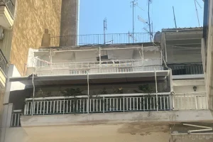 Θεσσαλονίκη: Βίντεο από το μωρό που άφησαν οι γονείς του μόνο του στο μπαλκόνι να κλαίει και κοιμήθηκαν