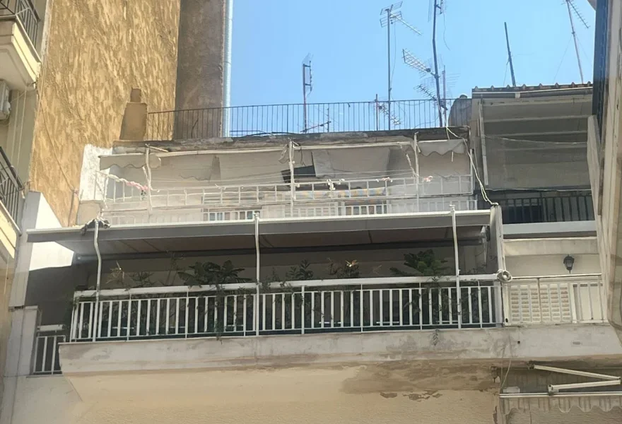 Θεσσαλονίκη: Βίντεο από το μωρό που άφησαν οι γονείς του μόνο του στο μπαλκόνι να κλαίει και κοιμήθηκαν