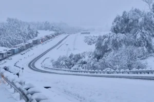 Νότια Αφρική: Σφοδρές χιονοπτώσεις, καταρρακτώδεις βροχές και θυελλώδεις άνεμοι σαρώνουν τη χώρα