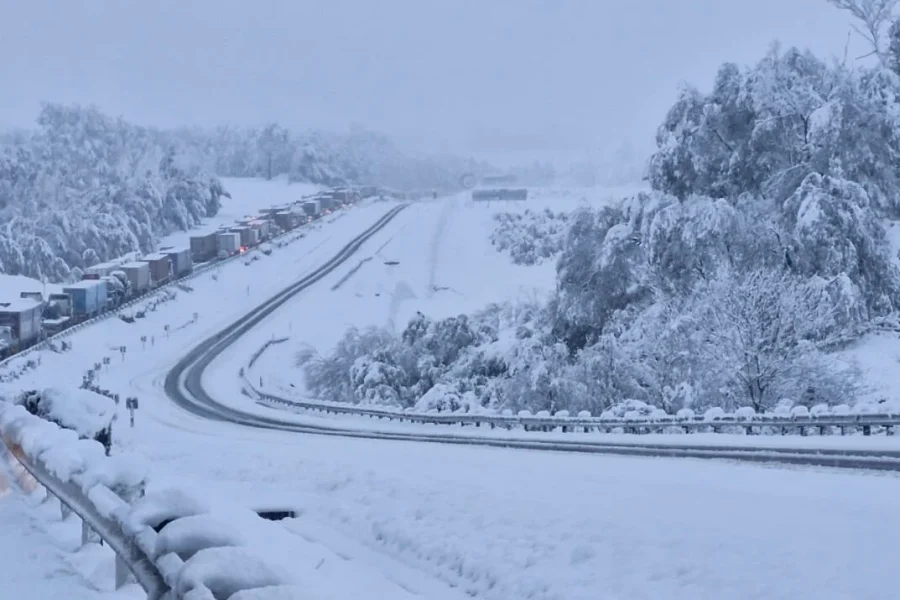 Νότια Αφρική: Σφοδρές χιονοπτώσεις, καταρρακτώδεις βροχές και θυελλώδεις άνεμοι σαρώνουν τη χώρα