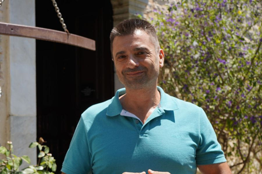 Χρυσό βραβείο στο Λονδίνο για μελισσοκόμο από την Κρήτη και τη 12χρονη κόρη του
