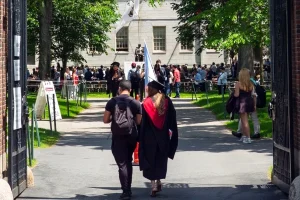 Ο Τραμπ απειλεί ότι θα διακόψει τη χρηματοδότηση του Χάρβαρντ, κατηγορώντας το για αντισημιτισμό