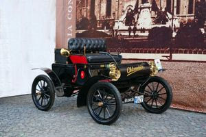 Ο άνθρωπος που έβγαλε το πρώτο φθηνό αυτοκίνητο στον δρόμο. Και πάτησε το γκάζι