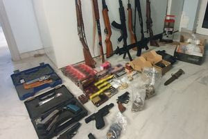 Χανιά: Δεκάδες όπλα, γεμιστήρες και χιλιάδες σφαίρες στην κατοχή πατέρα και γιου