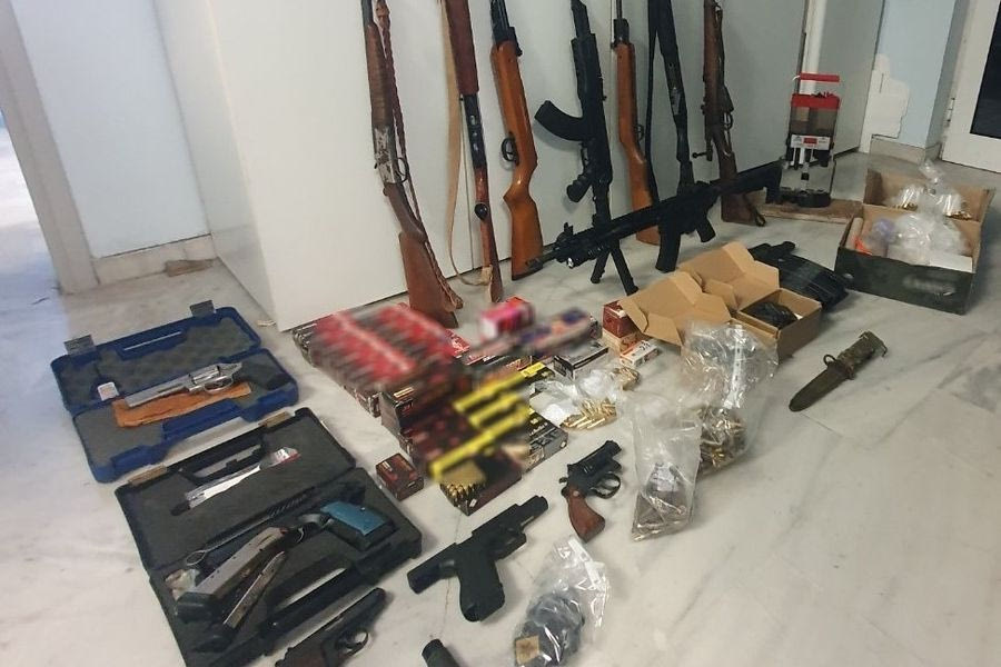 Χανιά: Δεκάδες όπλα, γεμιστήρες και χιλιάδες σφαίρες στην κατοχή πατέρα και γιου