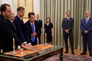 Ορκίστηκαν ο νέος υπουργός Μετανάστευσης, Θάνος Πλεύρης και τρεις υφυπουργοί