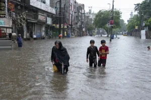 Πακιστάν: 32 νεκροί από τις σφοδρές βροχοπτώσεις και πλημμύρες, τα μισά από αυτούς παιδιά – Ανυπολόγιστες οι ζημιές