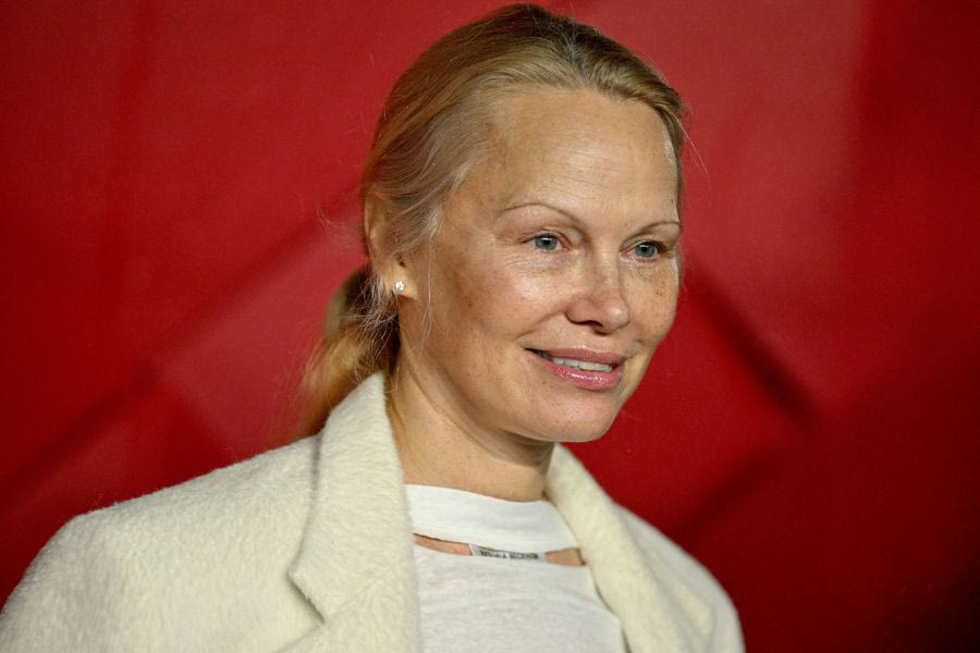 Πάμελα Άντερσον: Υμνεί την ελευθερία του «no Makeup»