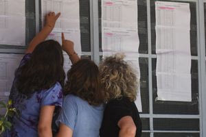 Βάσεις – Πανελλαδικές: Πτώση στα ρετιρέ, άνοδος στις Στρατιωτικές