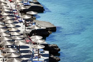 Αργία Αγίου Πνεύματος 2025: Ποια καταστήματα λειτουργούν κανονικά, πότε είναι οι επόμενες αργίες