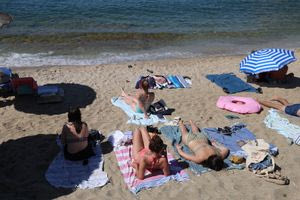 Τι ισχύει για τις παραλίες: Οι απαγορεύσεις για τις ξαπλώστρες και τα πρόστιμα για beach bars