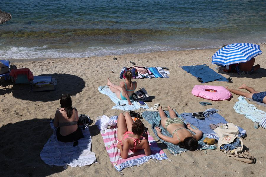 Τι ισχύει για τις παραλίες: Οι απαγορεύσεις για τις ξαπλώστρες και τα πρόστιμα για beach bars