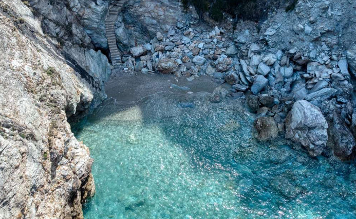 Παρασφουγγαριό, η μικροσκοπική παραλία για λίγους που βρίσκεται δίπλα στο Ηράκλειο