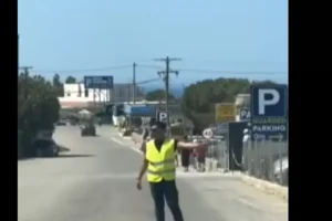 Αστυνομικοί ντύθηκαν τουρίστες συλλαμβάνοντας «κράχτες» παρκαδόρους