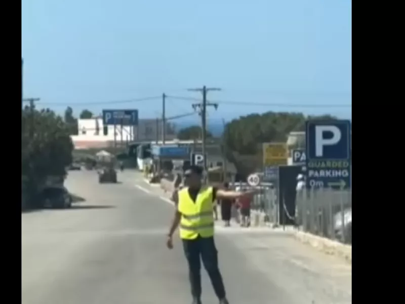 Αστυνομικοί ντύθηκαν τουρίστες συλλαμβάνοντας «κράχτες» παρκαδόρους