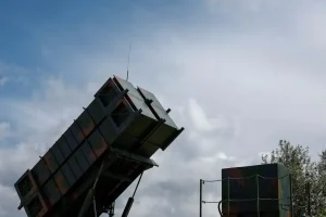 Θωρακίζεται με συστήματα Patriot η Σούδα: Τι αποφασίστηκε στη σύσκεψη στο ελληνικό Πεντάγωνο