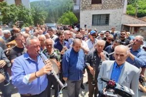 Με κλαρίνα και μοιρολόι το τελευταίο «αντίο» στον Πετρολούκα Χαλκιά στα Ιωάννινα