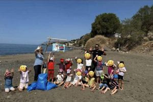 Οι μικροί ήρωες του Νηπιαγωγείου Άρβης προστατεύουν την παραλία τους