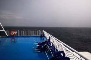 Μπήκε γυμνός σε καμπίνα μαθητριών – Πανικός σε πλοίο της γραμμής