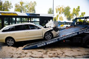 Νεκρή μία δημοτική υπάλληλος από τη σύγκρουση ταξί με απορριμματοφόρο στην Ποσειδώνος