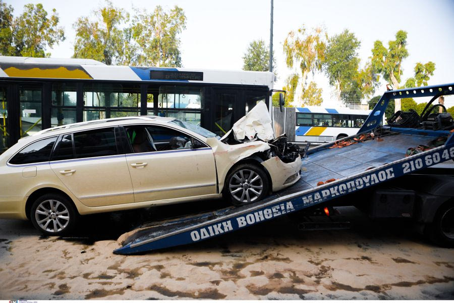 Νεκρή μία δημοτική υπάλληλος από τη σύγκρουση ταξί με απορριμματοφόρο στην Ποσειδώνος