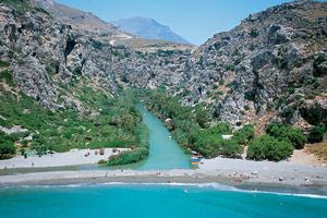 Ο τόπος της Κρήτης όπου “συναντώνται” μια θάλασσα, μια λίμνη και ένας ποταμός!