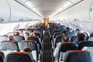 Αναστάτωση σε πτήση για Αίγυπτο: Γυναίκα απαιτούσε να πάει στη business class γιατί «πόναγαν τα στήθη της»