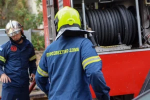 Σπεύδουν ενισχύσεις στην Ιεράπετρα για τη μεγάλη φωτιά