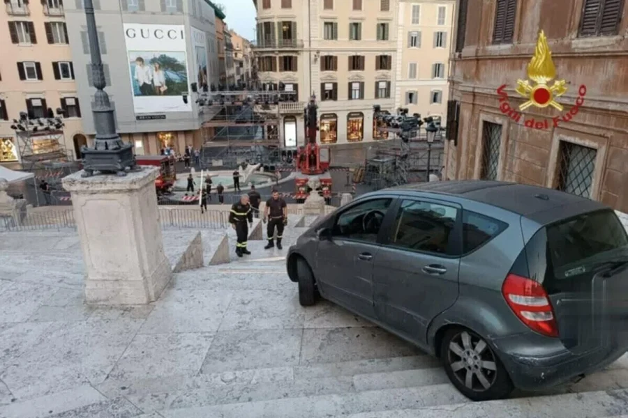 Ρώμη: 81χρονος οδηγός «κατέβηκε» με το αυτοκίνητό του τα σκαλιά της Πιάτσα ντι Σπάνια