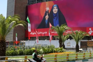 Σαχάρ Εμάμι: Η Ιρανή παρουσιάστρια που επέστρεψε στον αέρα μετά τον ισραηλινό βομβαρδισμό στην Τεχεράνη κι έγινε σύμβολο αντίστασης