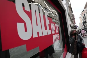 Θερινές εκπτώσεις 2025: Πότε ξεκινούν και ποια Κυριακή θα είναι ανοικτά τα καταστήματα