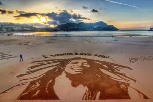 Ισπανία: Καλλιτέχνης «ζωγραφίζει» στην άμμο πορτρέτα θρύλων της μουσικής