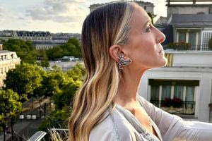 «And Just Like That» η Σάρα Τζέσικα Πάρκερ ερωτεύτηκε την Αθήνα