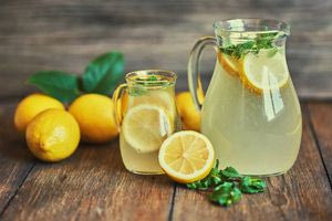 Eύκολη σπιτική λεμονάδα σε τρία βήματα